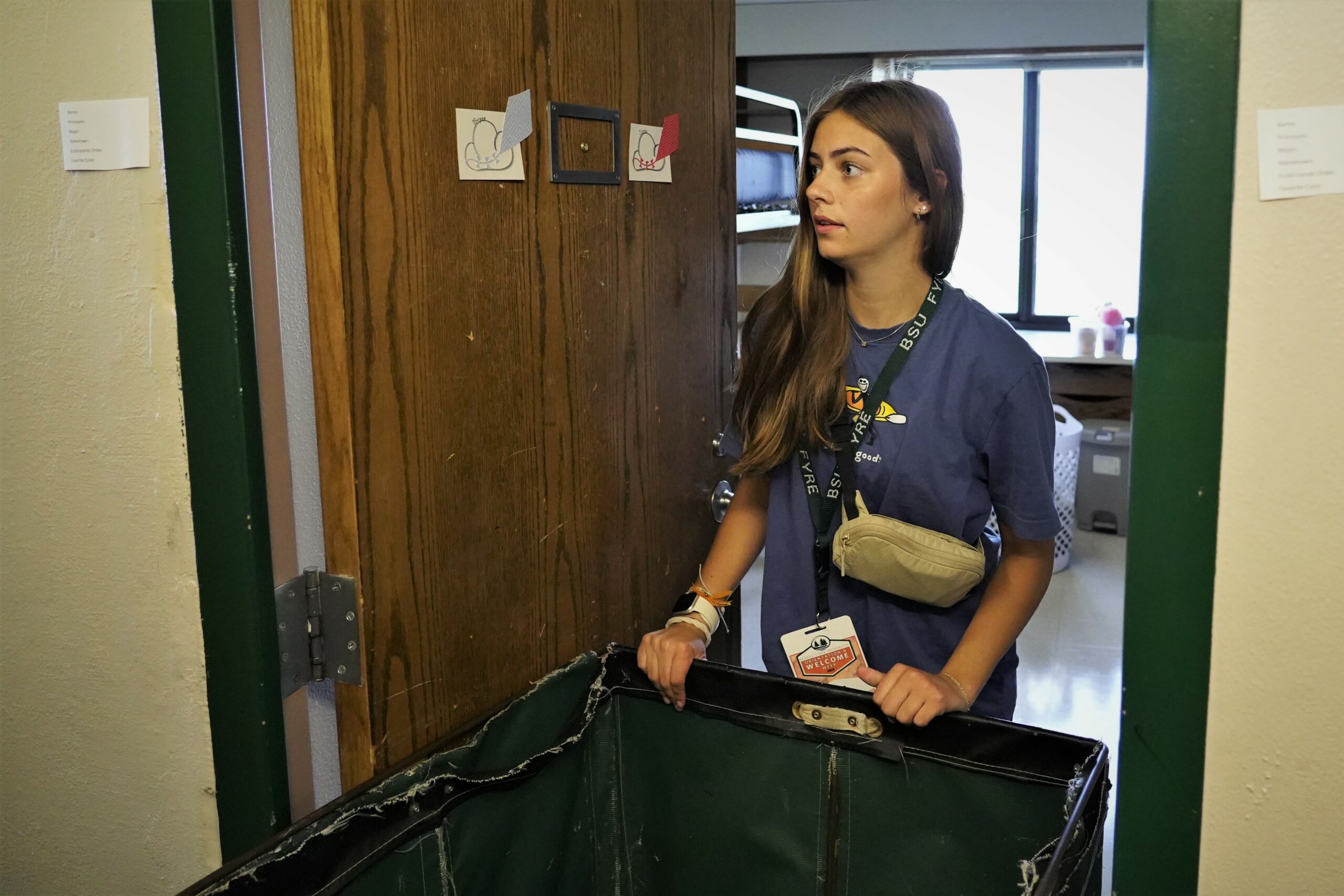 Jessa Stay of Bemidji moves into Tamarack Hall during move-in day on campus on Thursday, Aug. 17, 2023. (Micah Friez / Bemidji State)