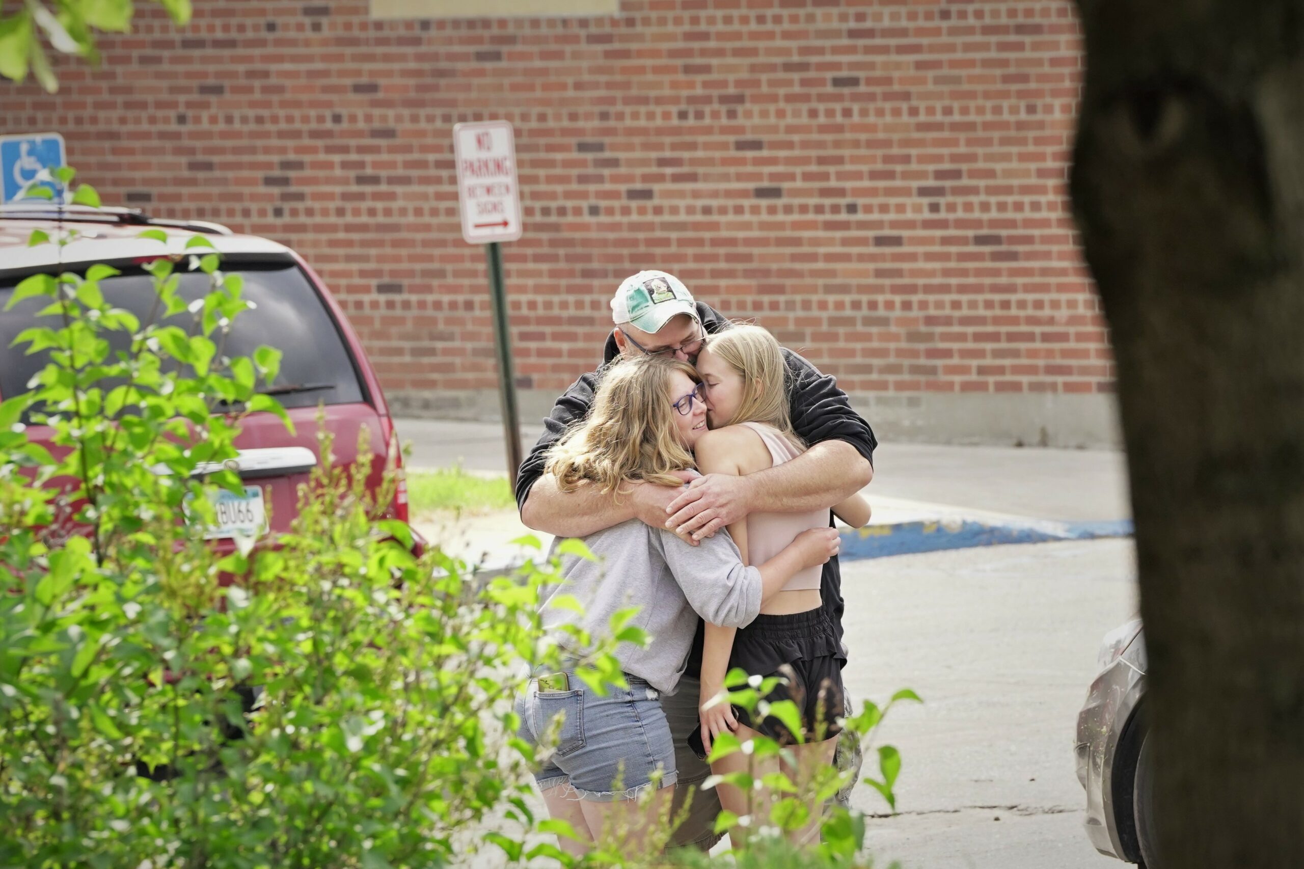 A student says goodbye to family members outside Linden Hall during move-in day on campus on Thursday, Aug. 17, 2023. (Micah Friez / Bemidji State)