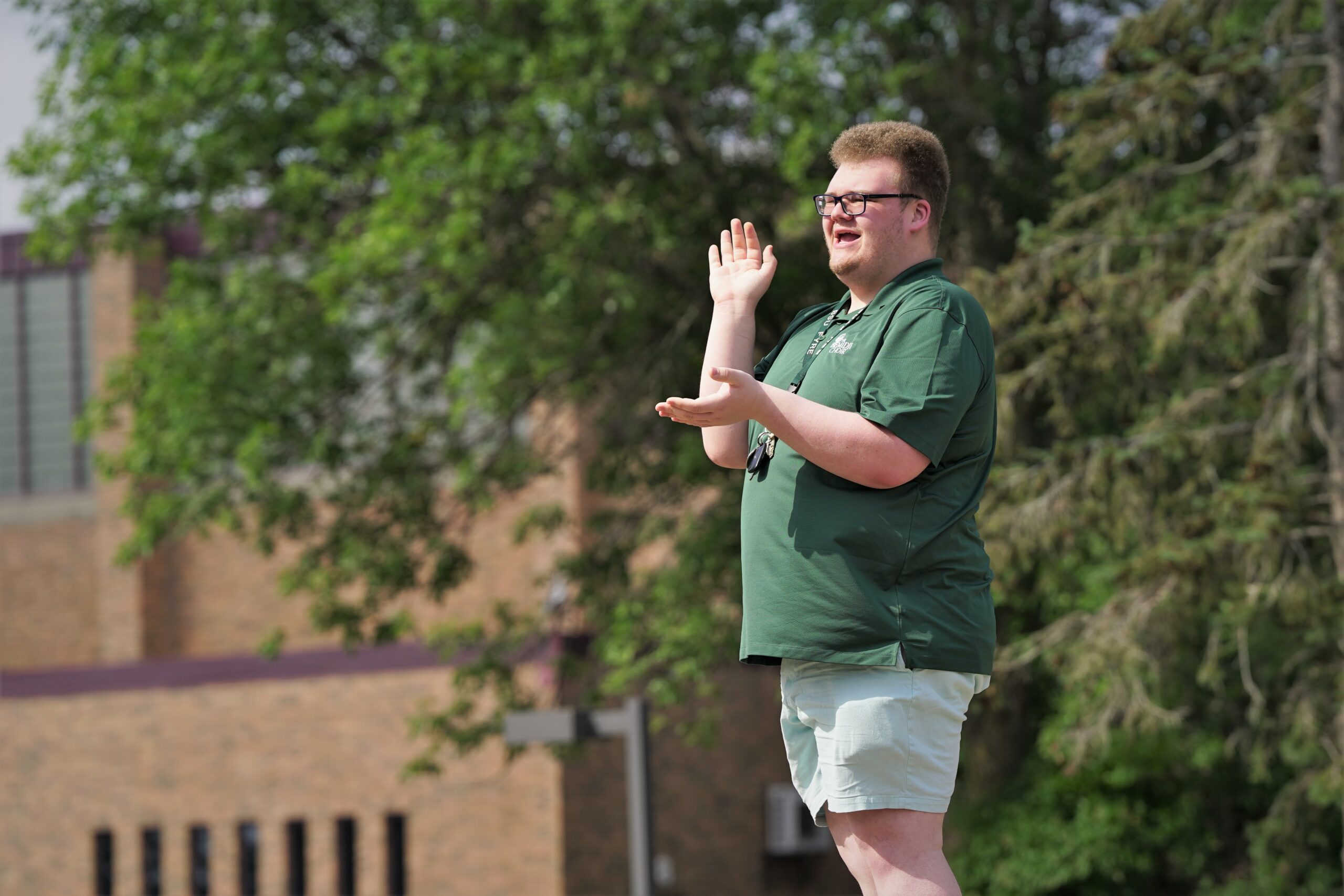 A student claps on Crossing Waters, the mound outside Tamarack Hall, and hears the surprise during move-in day on campus on Thursday, Aug. 17, 2023. (Micah Friez / Bemidji State)