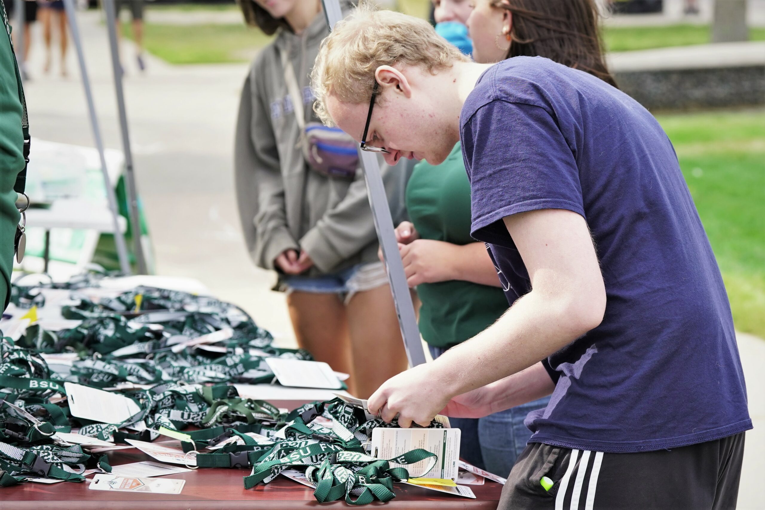A student finds his nametag outside Tamarack Hall during move-in day on campus on Thursday, Aug. 17, 2023. (Micah Friez / Bemidji State)