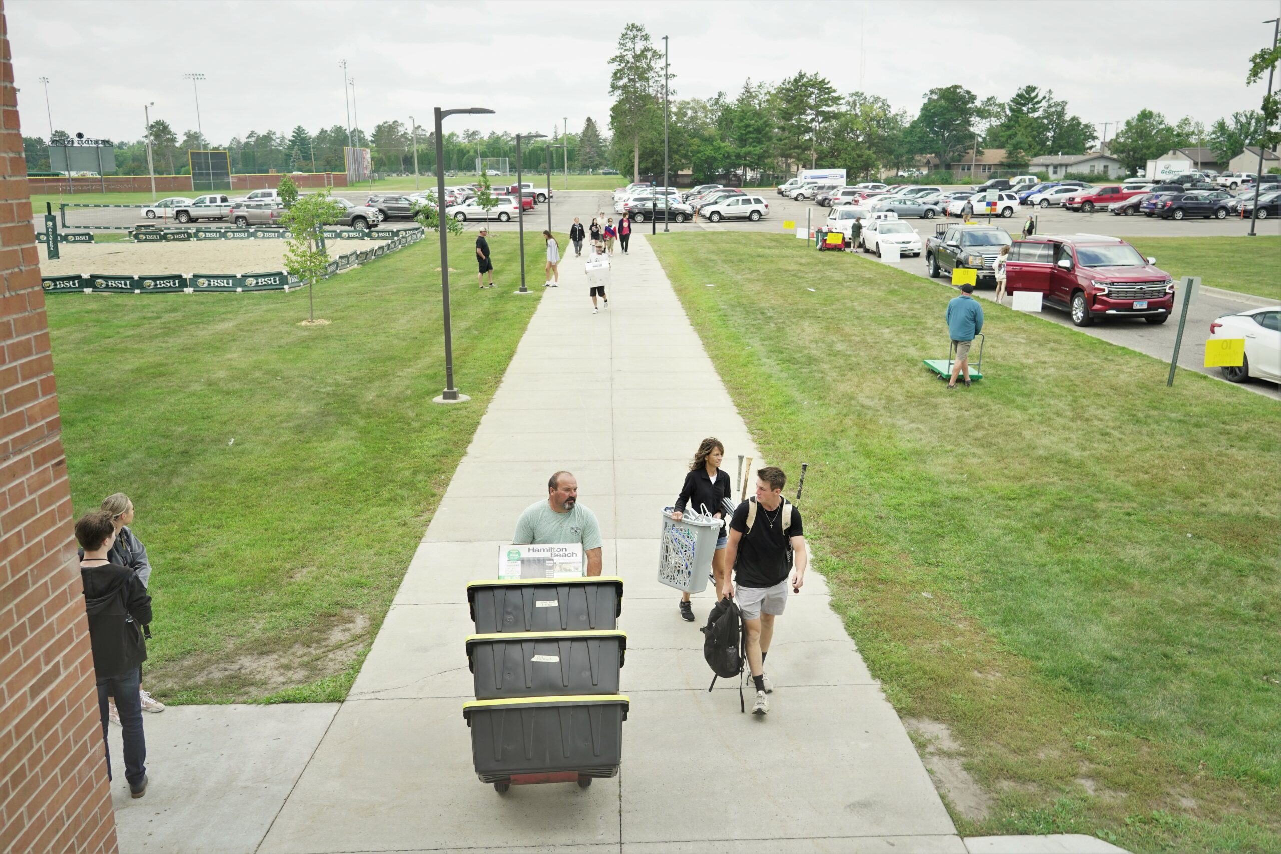 Students and family members carry things into Oak Hall during move-in day on campus on Thursday, Aug. 17, 2023. (Micah Friez / Bemidji State)