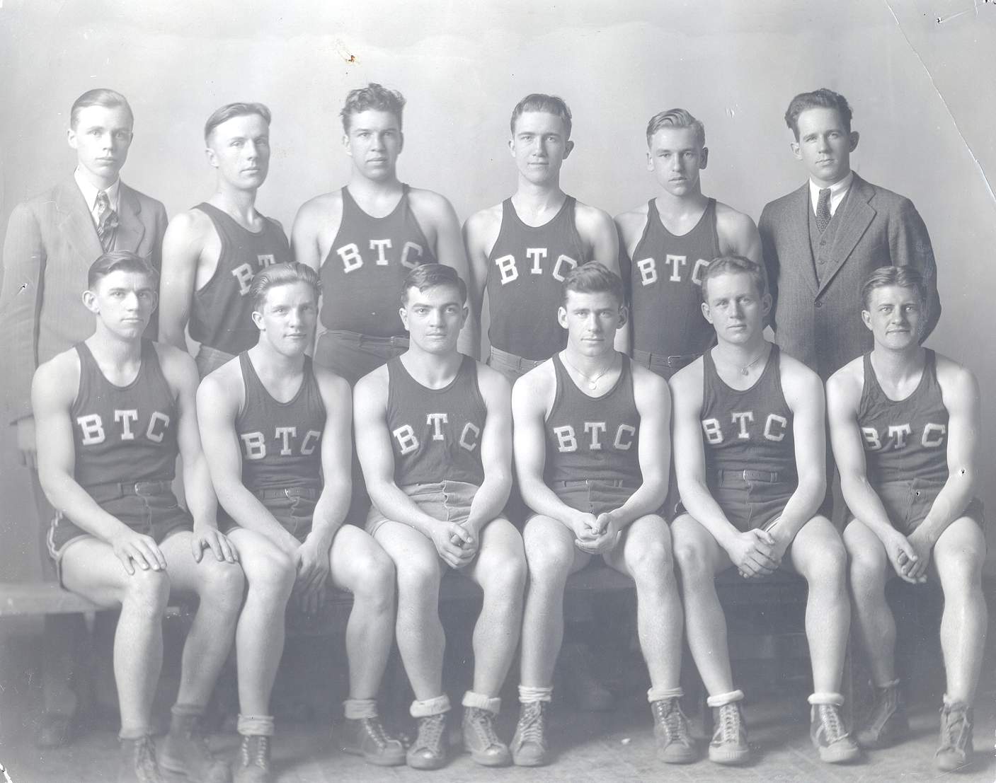 Men's basketball team (circa 1921-1923)