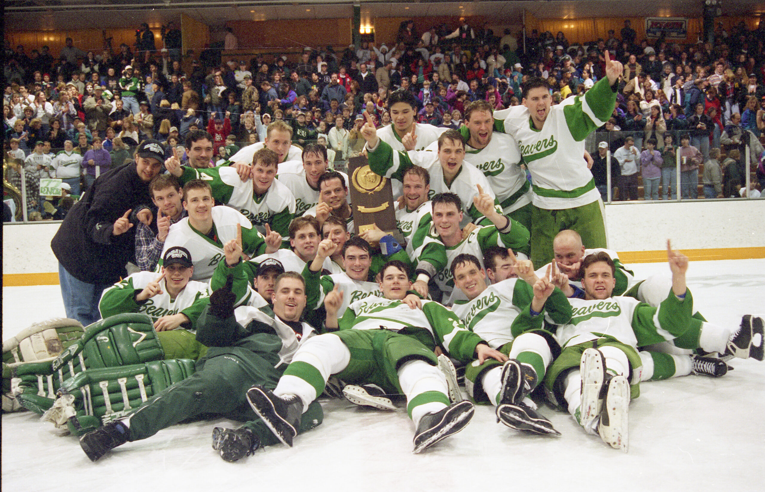 Men's hockey team national champs (1997)