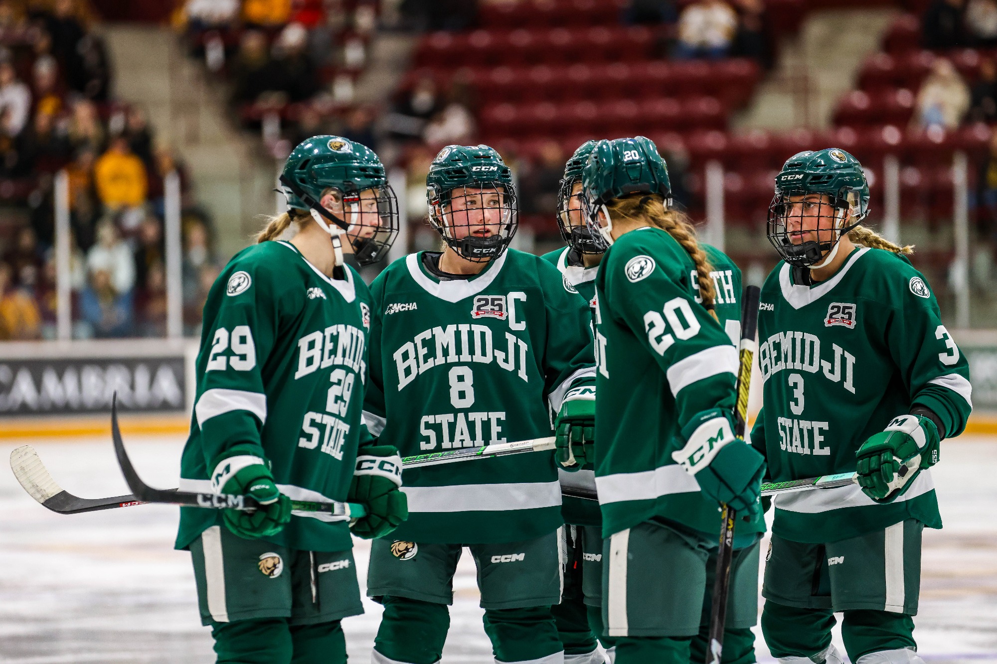 Women's hockey huddle (2023)